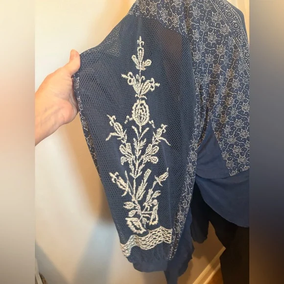 Free People Women's Blue Patterned Top - Picture 4 of 5